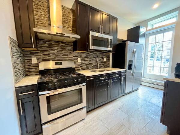 NO FEE Brownstone 2BR w/ private yard and deck, washer and dryer 1