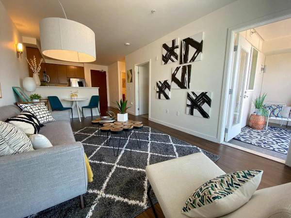 $1,604 / 1br - 633ft2 - Media Center, Large Expansive Windows, Demonstration Kitchen (Portland)63956647684099121