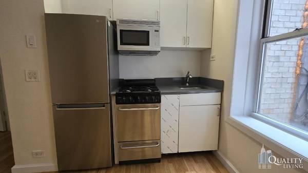 $5450.00 / 1br - OH 2-4PM LARGE ONE BEDROOM BRIGHT AND QUIET PW ELEV BLDG PETS OK (West Village)63827267302915123
