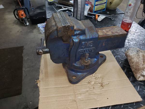 made in England Record 4 inch vise 1