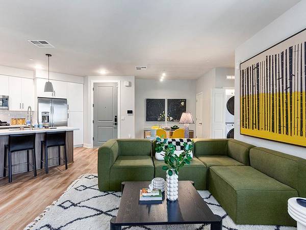 $1,799 / 1br - 737ft2 - En-Suite Bathrooms with Dual Vanities, Outdoor Ramada with TVs (Parking Garage)64024995338753122
