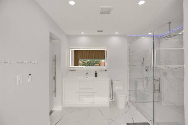 $12,500 / 6br - spacious recently remodeled house (6201 SW 107th Ave)64051007434626124