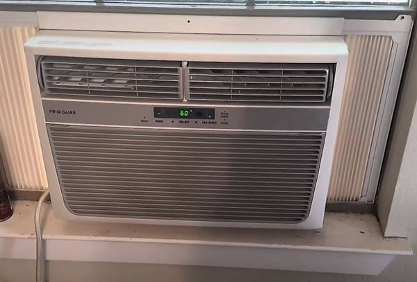 Frigidaire 12,000 BTU Window Air Conditioner (AC) w/ Remote 1
