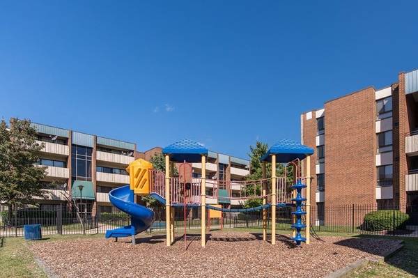 $1,950 / 4 habitaciones - 1082 pies² - Nueva lavandería, piso vinílico, área de juegos (6936 Walker Mill Rd, Capitol Heights, MD)63882462266371122