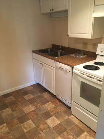 $925 / 1br - 650ft2 - Castle Court 17- 1 Bedroom Apt in Midtown with hard wood floors (Midtown)63681677491969120