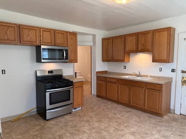 $900 / 2br - 900ft2 - 3903 E 71st and Lansing, Two Bedroom (Slavic Village Area)63860363509121121