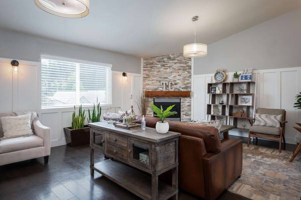 $1,706 / 2br - 921ft2 - Check us out! Great 2 BD / 1 BA by public transportation. 921 SqFt! (Clackamas - Near Clackamas Town Center)63820882887681124