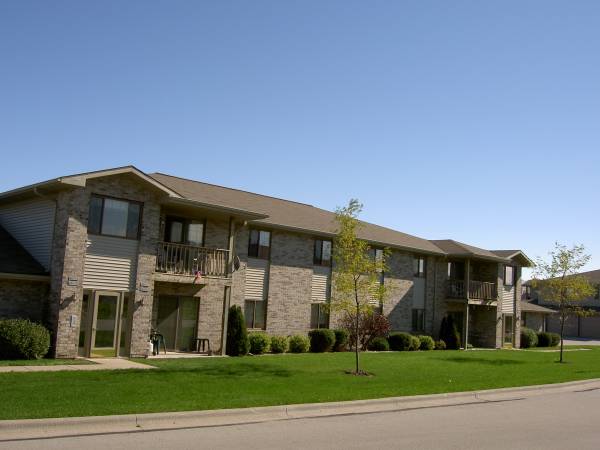 $1,425 / 2br - 1100ft2 - Condo-Styled Two Bedroom plus d w/ attached  1 Car Garage in Sheboygan (4711 Amanda Lane, Sheboygan)63813312098305120