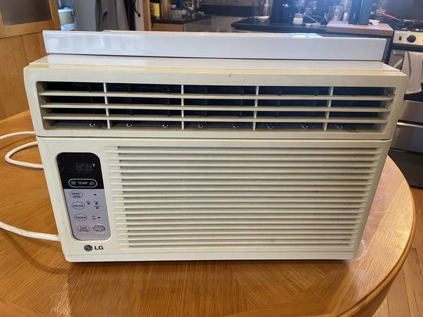 Air conditioner - LG 8000 BTU - $40 (Somerville)63471426267011120