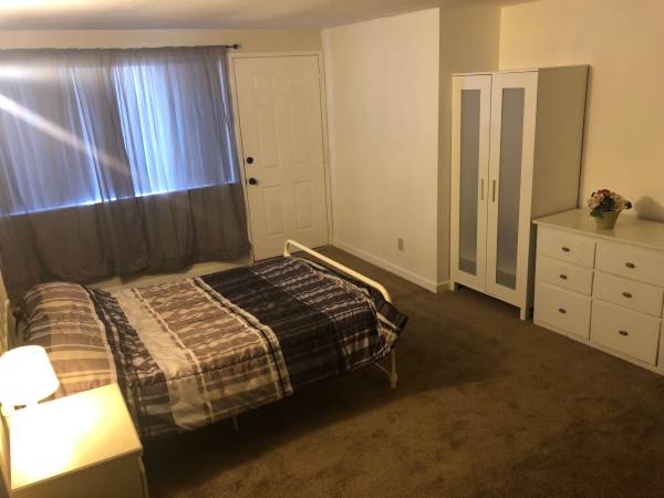 $950 / 4br - 220ft2 - Castro Valley Quiet Room! Private Door, Parking (Small Car OK) (hayward / castro valley)63964933637122120
