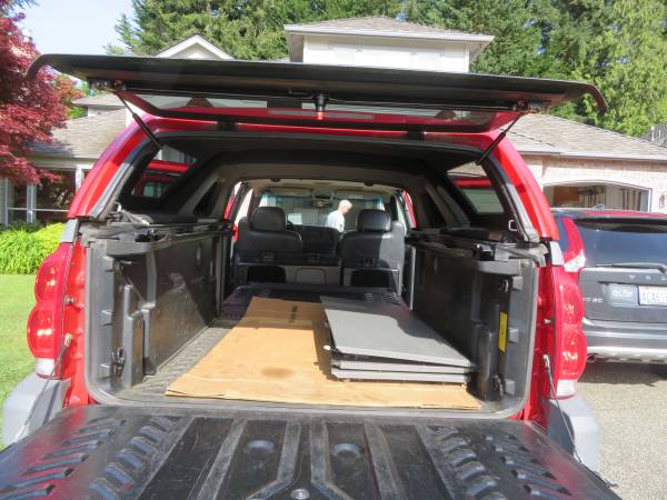 2002 Chevy Avalanche - único - bajo kilometraje - $9,999 (Mill Creek)63441436172801124
