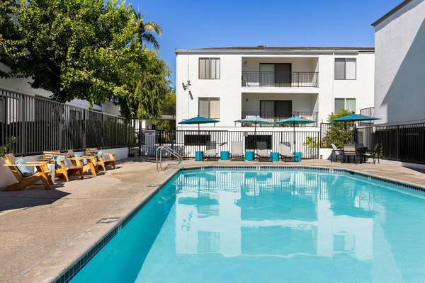 TOP FLOOR STUDIO WITH AMAZING VIEWS! BOOK YOUR TOUR NOW! 1