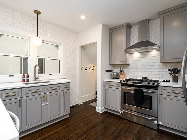 $980 / 3br - 2132ft2 - Alojamiento Completo de 3 Dormitorios/2 Baños de Mitad de Siglo en Fulton – $980/mes (Minneapolis)63797856880259121