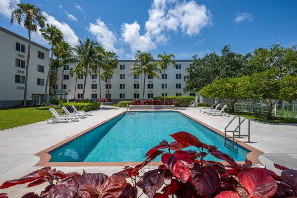$1,253 / 1br - 600ft2 - Amazing Location In Lake Worth - 1Bedroom - 55+ Community! (2571 Lake Worth Road, Lake Worth, FL)63825137711745121