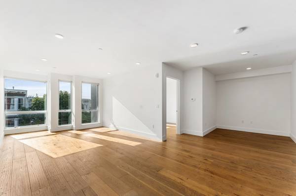 $3,495 / 1br - 791ft2 - Bright South Facing Condo w/ Hardwood Floors; Parking Available (mission district)63880133498113123