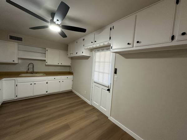 $1700.00 / 4br - 1650ft2 - Newly Renovated 4BR/2BA Home in the Heart of Bullhead City!63813185298563123