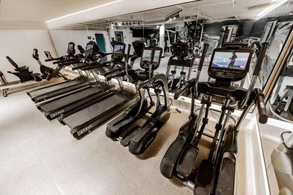 $3,589 / 2br - 1148ft2 - Guest Parking, Evening Courtesy Patrol, Dishwasher (600 S Curson St, Los Angeles, CA)63700899593091124