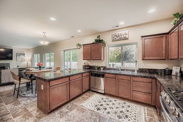 $585,000 / 5br - 2672ft2 - OPEN House- Large & luxurious NEW listing in Puyallup- hot tub, A/C+ (Puyallup)64165801071875123