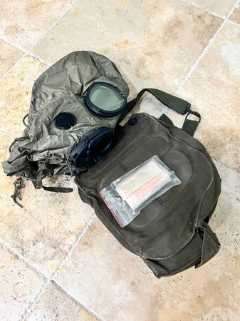 M17 US Military Gas Mask. w/Hood & Carrier 1