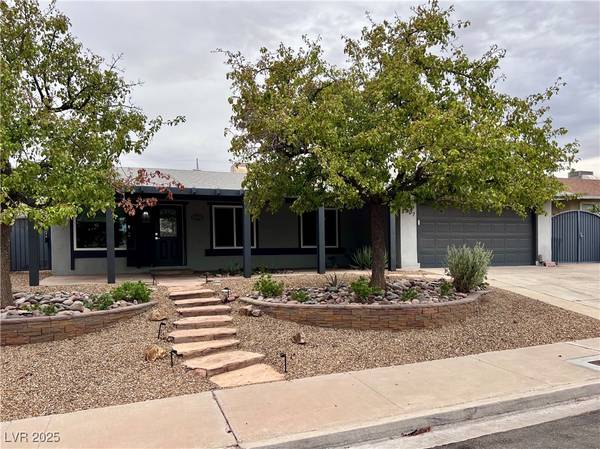 Ahh, the comfortable life... Home in Boulder City. 3 Beds, 2 Baths 1
