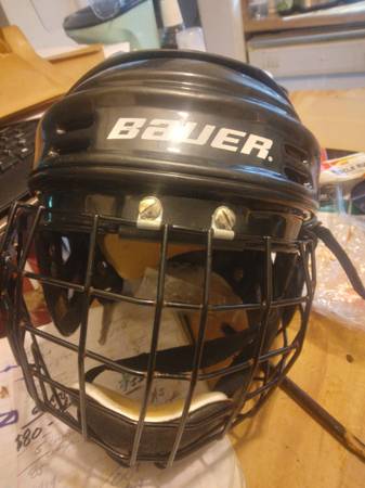 B a u e r hockey helmet 1