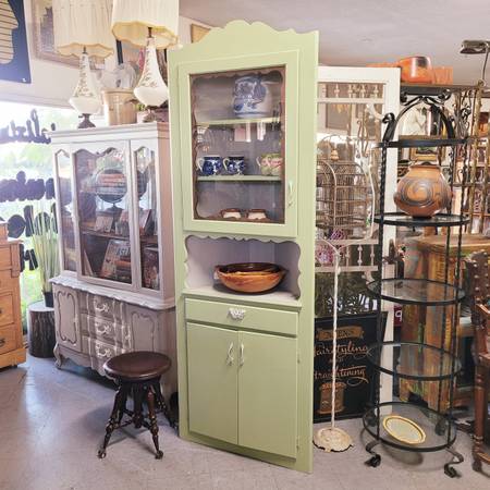 Vintage Corner Hutch 1