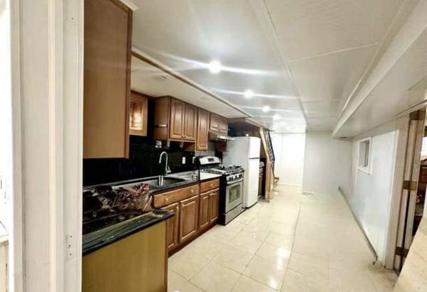 $2,000 / 2br - @ Renovated 2bed Apt w/i "Utilities/ Wi-Fi/ Laundry/ Backyard/ Pet" (Douglaston/ Little Neck, NY)63945362711043121