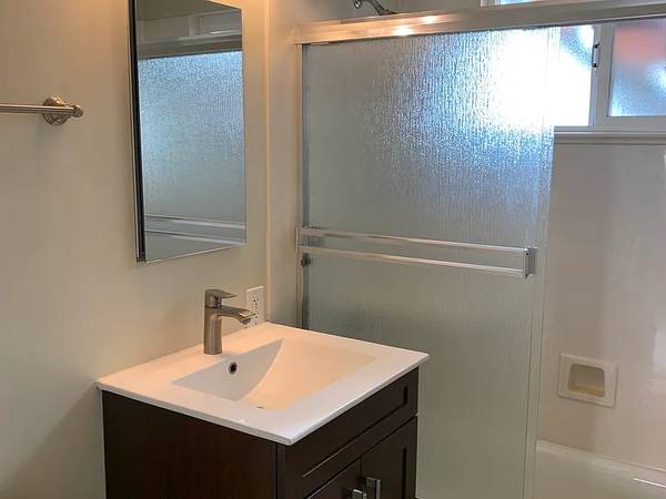$1,250 / 2br - 800ft2 - Castro Valley 2-Bedroom Apartment for Rent – 1 Bath with Pool Access (Castro Valley)63868040827651122