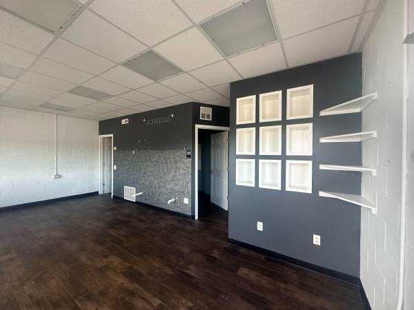 $74,900 / 444ft2 - Turn-Key Commercial Space! (Minden)64021009502595122