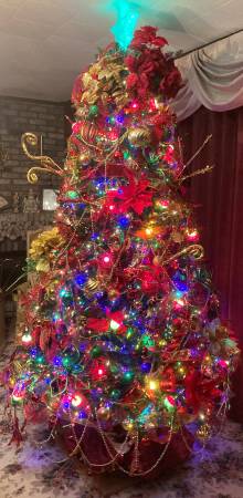 7.5' Christmas Tree with globe lights 1