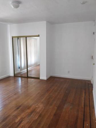 $1,100 / 200ft2 - Single room in clean quiet house (Private bath, entrance, parking) (oakland east)64000748965506123