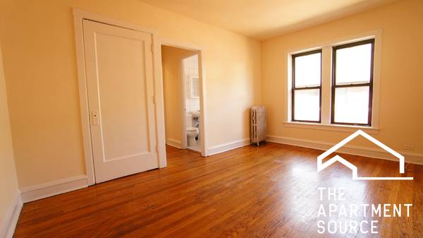 $1,250 / 360ft2 - Studio in Logan Square! SO CLOSE to Blue Line, Pets OK (Logan Square)63898858615682120