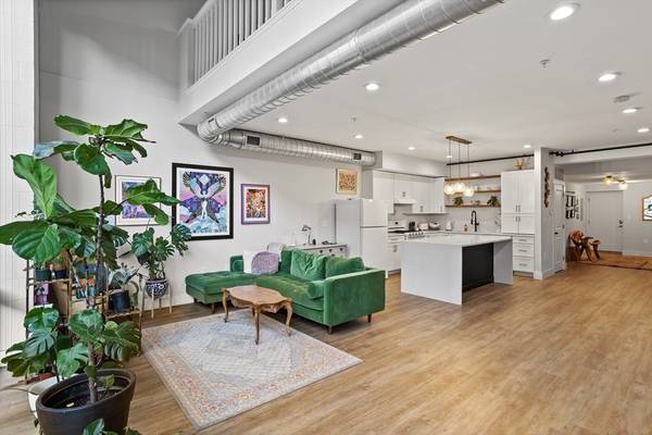 $4,000 / 3br - 3000ft2 - Huge downtown Lowell apt w/ commercial space (Lowell)63699373719811122