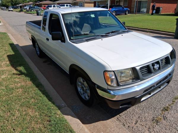 1999 Nissan truck 5 speed - $3,20063470593224449122