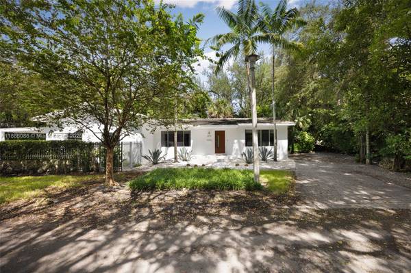 $15,000 / 3br - Classic House 3 bed 2 bath for rent in Grove #3894 (Miami)64001849753346122