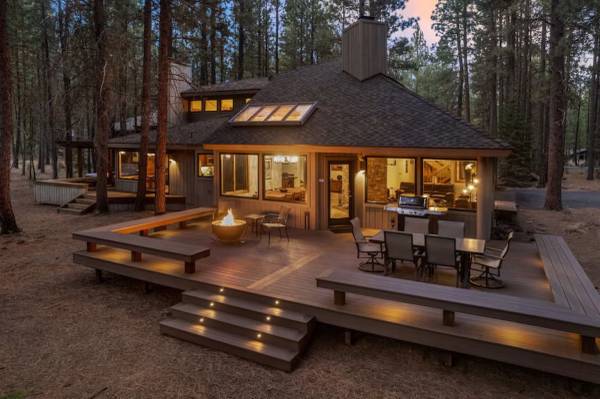 PRICE REDUCED!!!Premier Black Butte Golf Course Home w/ hot tub and sauna 1