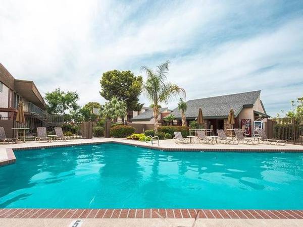 $1,500 / 2br - 870ft2 - Spacious Walk In Closets, Refrigerator with freezer64024996568323121