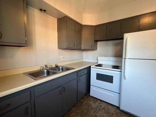 $950 / 2br - 900ft2 - Spacious 2BR First Floor Heat Hot Water Included (Binghamton)64035577379585121