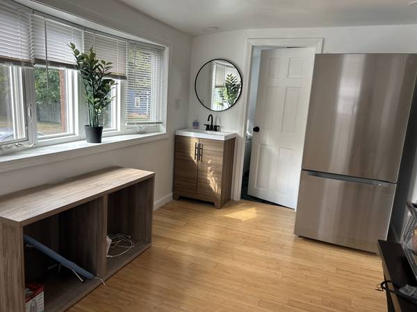 $1,350 Super convient prime  location in Burloing room for rent all included (Burlington)63912517899522123