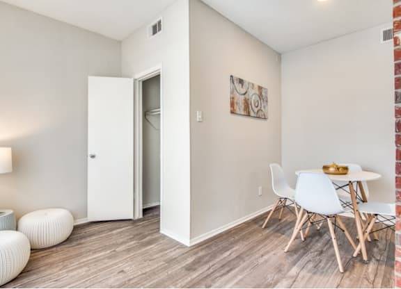 $1,175 / 1br - 742ft2 - 1/hd, Solariums y Drybars, ¡Ubicado en Irving! (1400 Esters Rd, Irving, TX)63796327710851122