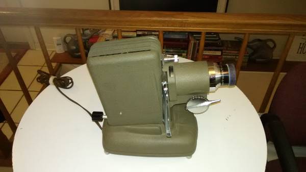 Proyector de diapositivas modelo TDC-D en funcionamiento, vintage - $40 (Madison)63471318675585121