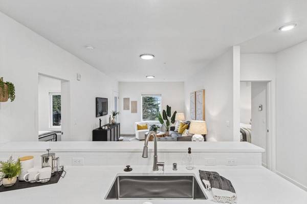 $2,115 / 2br - 873ft2 - Raised Breakfast Bar, Large Windows Complete with Blinds for Privacy (Camas)63777362513411124
