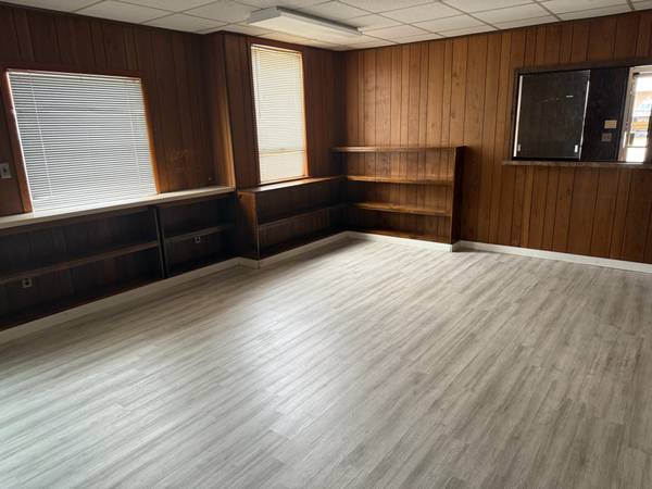 $1,495 / 2200ft2 - Edificio asequible de oficinas/comercio en alquiler (Montgomery)64032132086914123