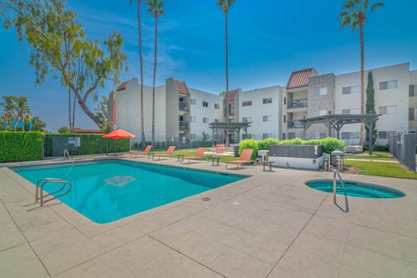$1,479 / 476ft2 - Mejor ubicación ~ Admite mascotas ~ ¡2DO MES GRATIS! (311 S SUNRISE WAY, PALM SPRINGS, CA)63686316884099124
