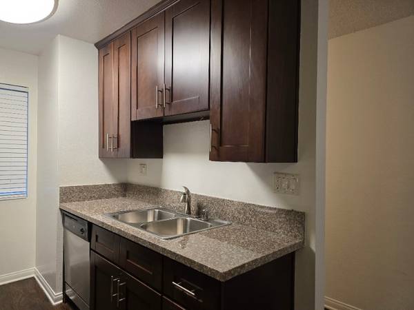 $2,760 / 2br - 970ft2 - LARGE STREET BALCONY! 2X2 NO RENT  Sauna, Free Weights (1340 North Poinsettia Place, Los Angeles)63857624953729122