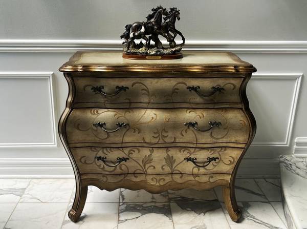 Meryl Console by Pulaski Furniture. 1