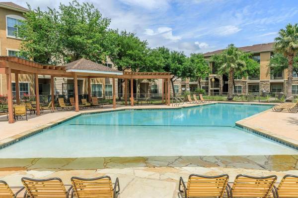 $1,078 / 1br - 650ft2 - Extra Comfort with Spacious Walk-In Closets63812507219843123