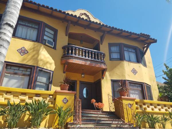 $874 / 3br - 135ft2 - Large Middle Bedroom - Spectacular Spanish 4-Plex, Upper Unit (DTLA – L.A. LIVE – STAPLES CENTER - USC)63953222347650120