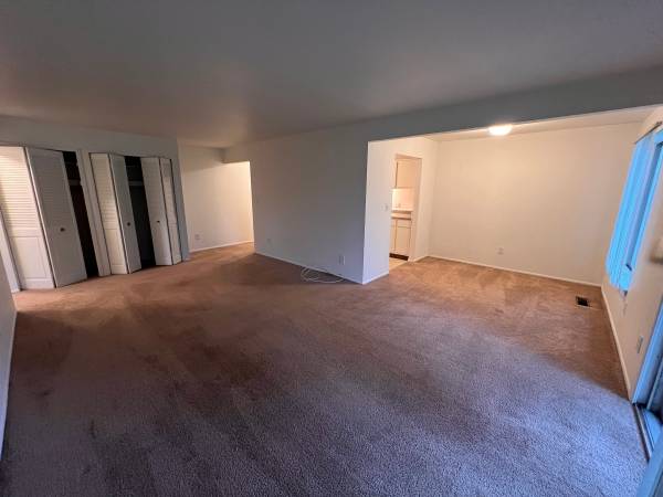 $1,065 / 1br - 800ft2 - Quiet Royal Oak 1 bedroom just off of 696 & Campbell (Royal Oak)64018940097027124
