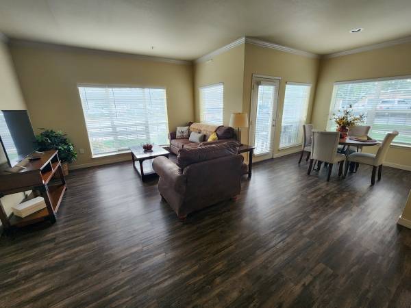 $1,425 / 1br - 765ft2 - Bottom Floor One Bedroom with lots of Light and Faux-wood Flooring! (Boise)64003313183618121